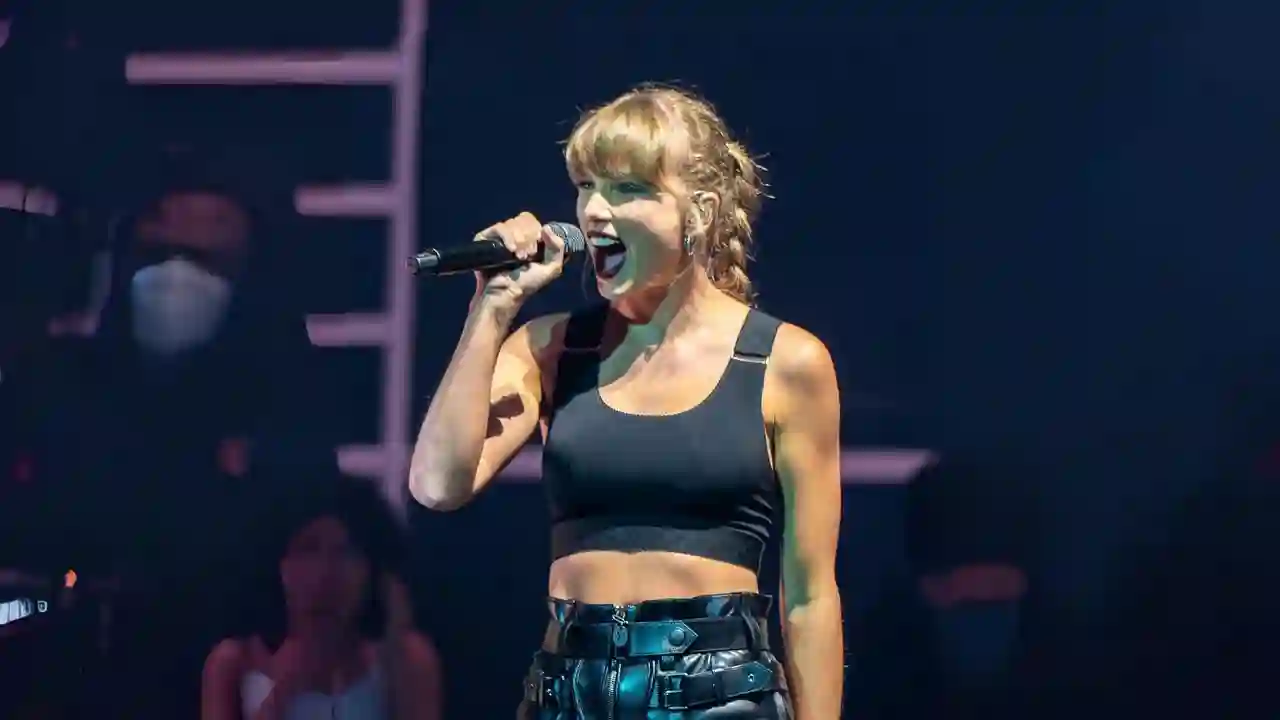 Taylor Swift wie sie gerade auf der Bühne für ihre Swifties singt