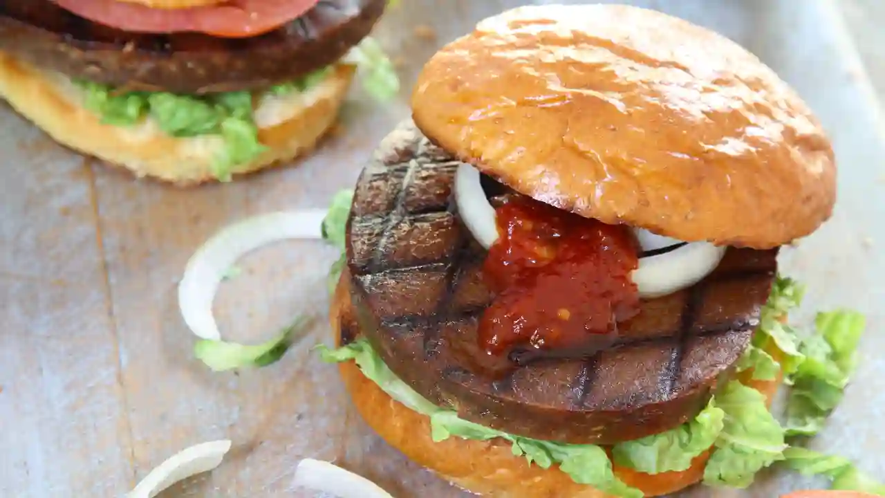 Bild von einem veganen Burger, den ihr passend zum Veganuary essen könntet